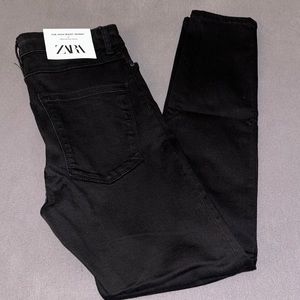 BNWT Zara high waist skinny jeans in black. Never worn, brand new with tags on!